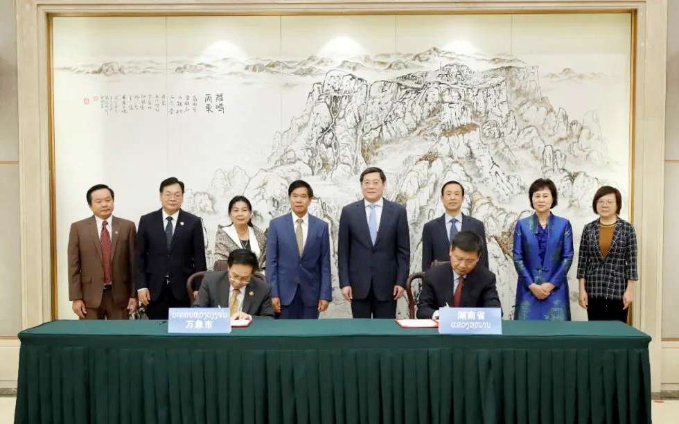 best365英国在线体育向老挝万象捐赠7台环卫装备，助力“一带一路”建设