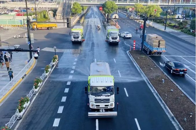 路面见本色丨best365英国在线体育新能源环卫装备服务上海进博会！