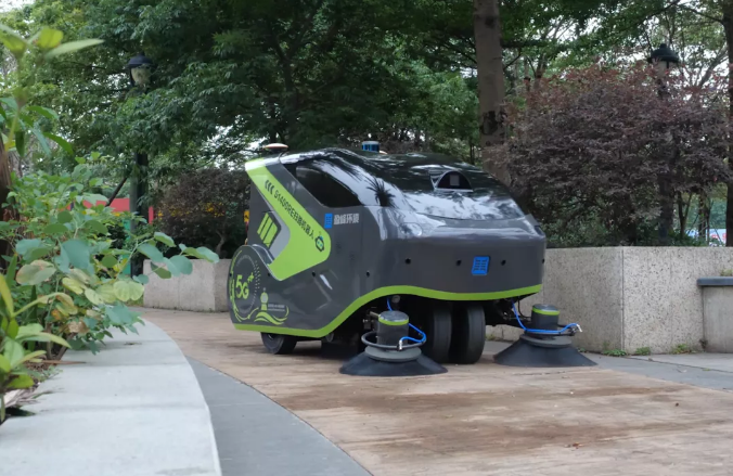 best365英国在线体育5G环卫机器人亮相2021中国创新创业成果交易会