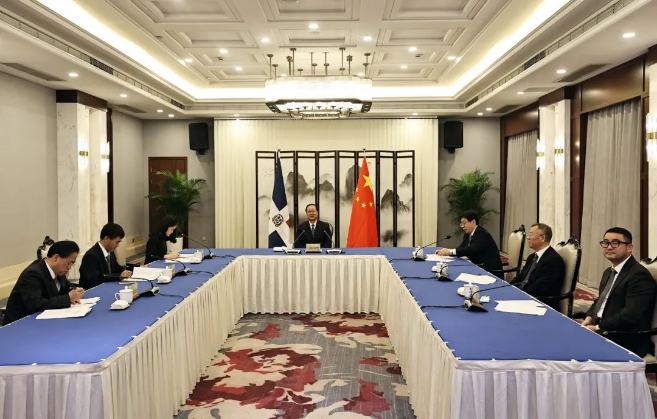 best365英国在线体育“助力”多米尼加清运垃圾，毛伟明省长出席线上交接仪式